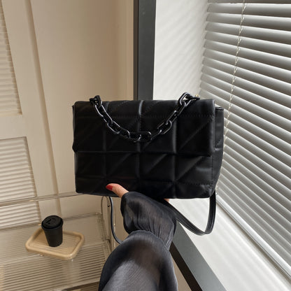 Gepolsterte Handtasche mit Kettengriffen