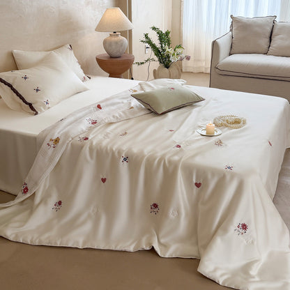 Elegante Satin-Bettwäsche-Garnitur mit feiner Blumenstickerei und Spitzenrand