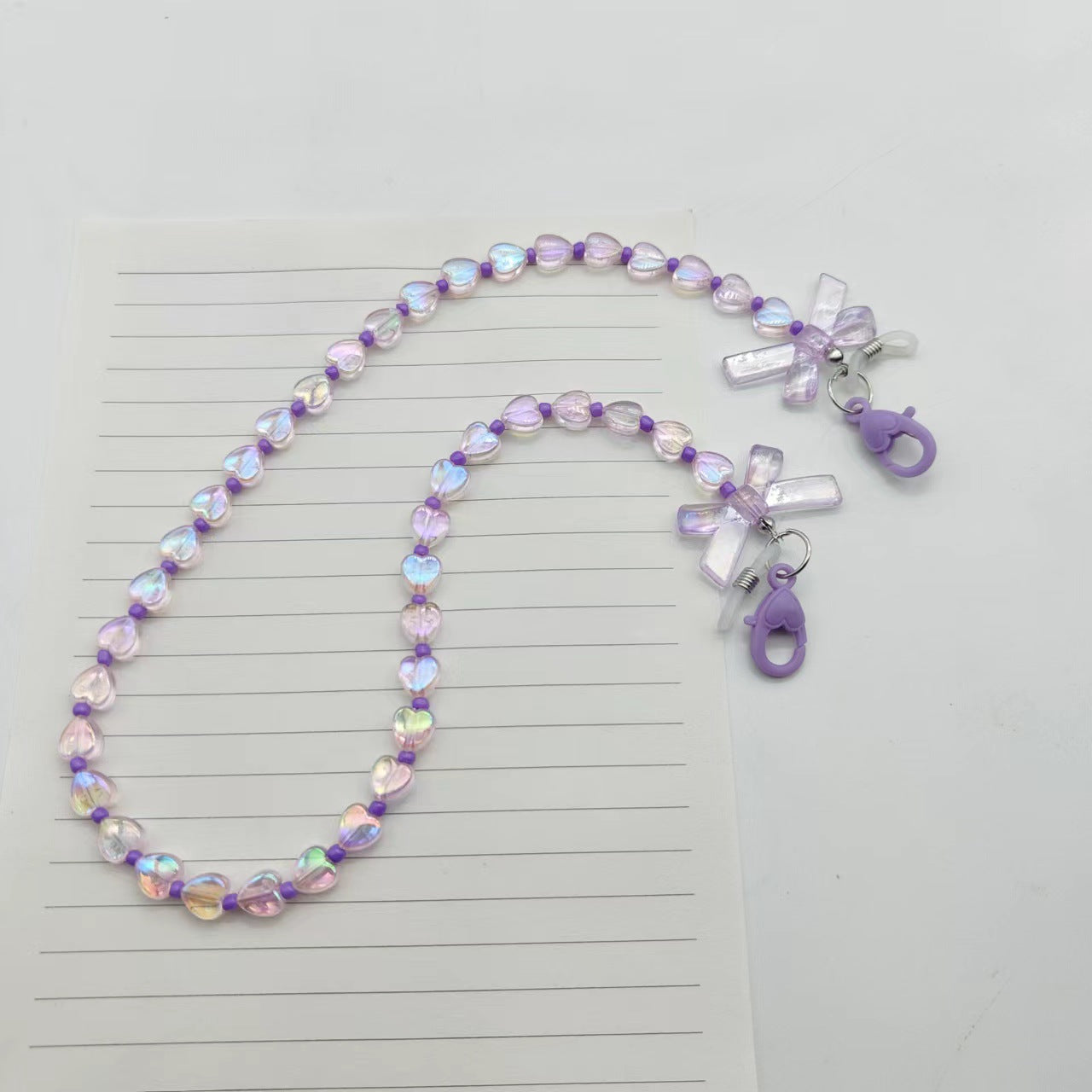 Modische Brillenhalterkette mit Herz- und Blütenmotiven Brehn