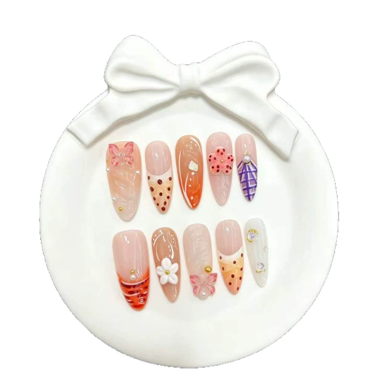 Künstlerisches Press-On-Nagelset mit floralen und dekorativen Akzenten