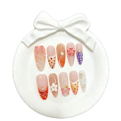 Künstlerisches Press-On-Nagelset mit floralen und dekorativen Akzenten
