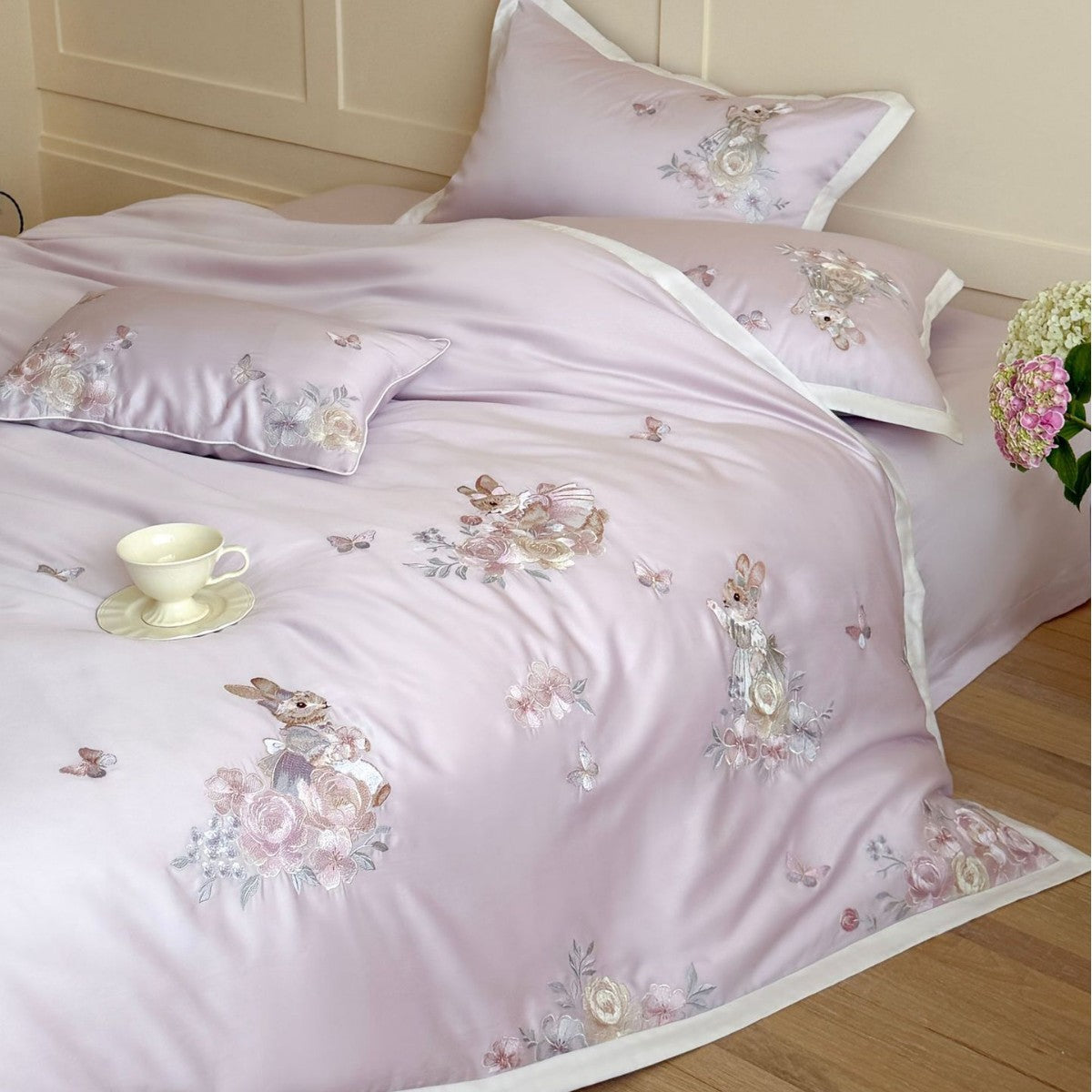 Bestickte Satin-Feel Bettbezug- und Kissenbezug-Set mit floralem Hase Applikation