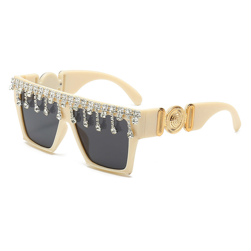 Modische Statement-Sonnenbrillen mit eleganten Strassdetails
