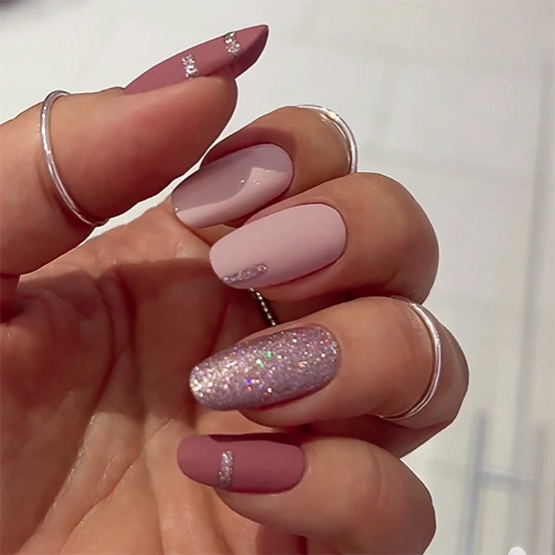 Elegante Nagelkunst mit Glitzer- und Matt-Effekten Brehn