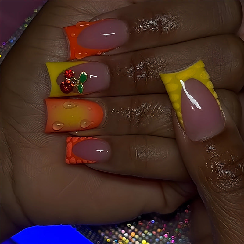 Kreatives Gel Press-On Nail Set mit Fruchtakzenten Brehn