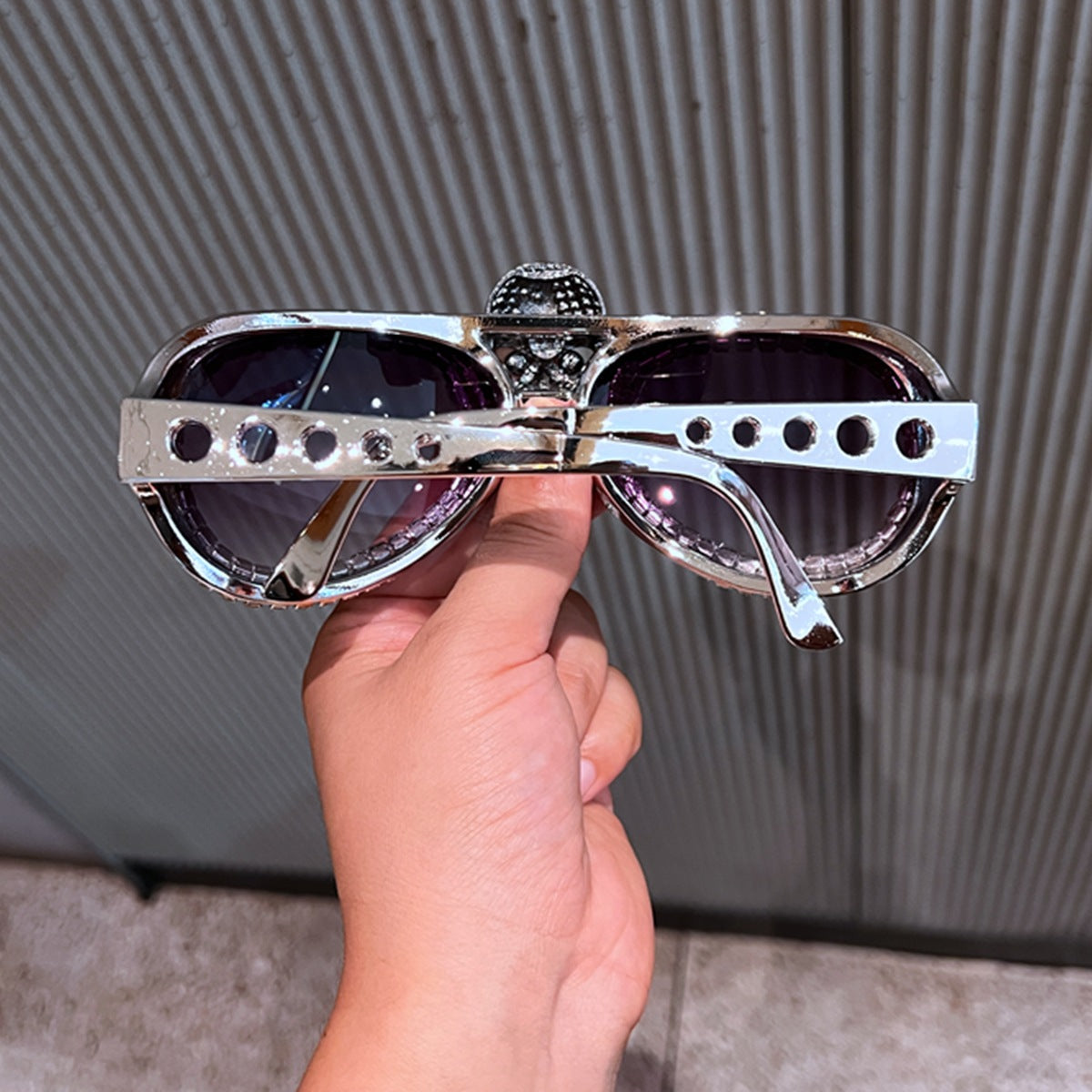 Damen Statement-Sonnenbrille mit auffälligem Totenkopf-Design und funkelndem Kristallbesatz Brehn