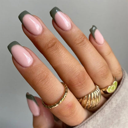 Kunstvolle Nagelkunst mit eleganten Farbverlauf und Spitzen Brehn