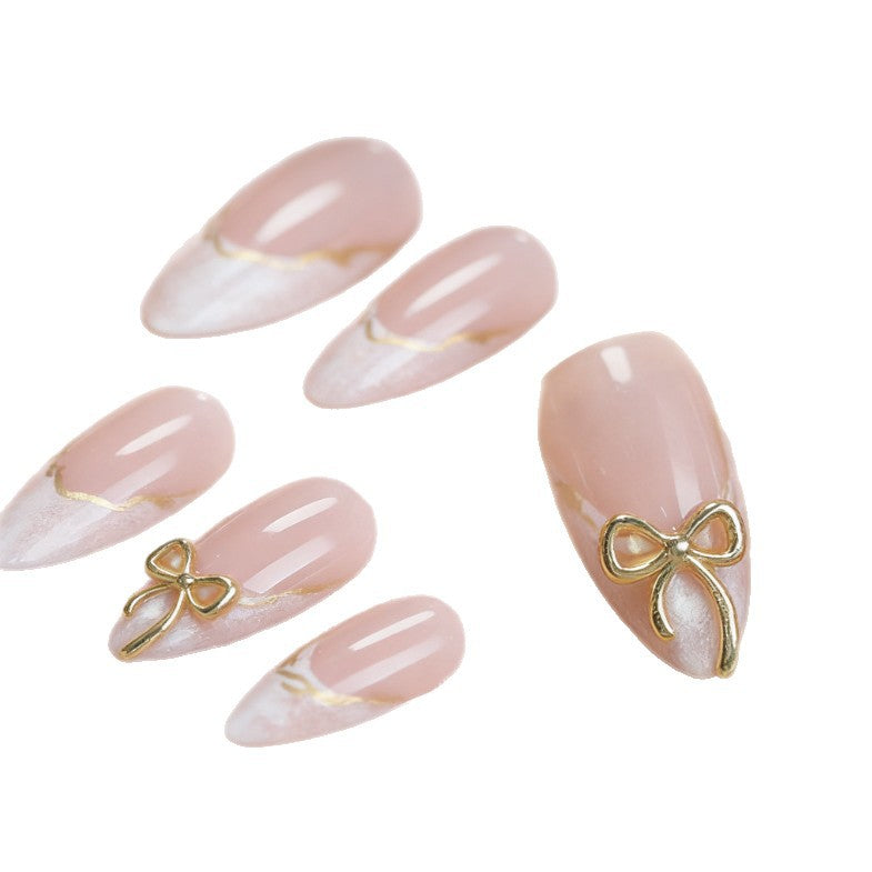 Elegantes Press-On-Nagelset mit goldenen Akzenten Brehn