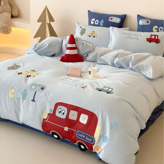 Kinderbettwäsche-Garnitur mit applizierten Fahrzeugmotiven aus Baumwollsatin