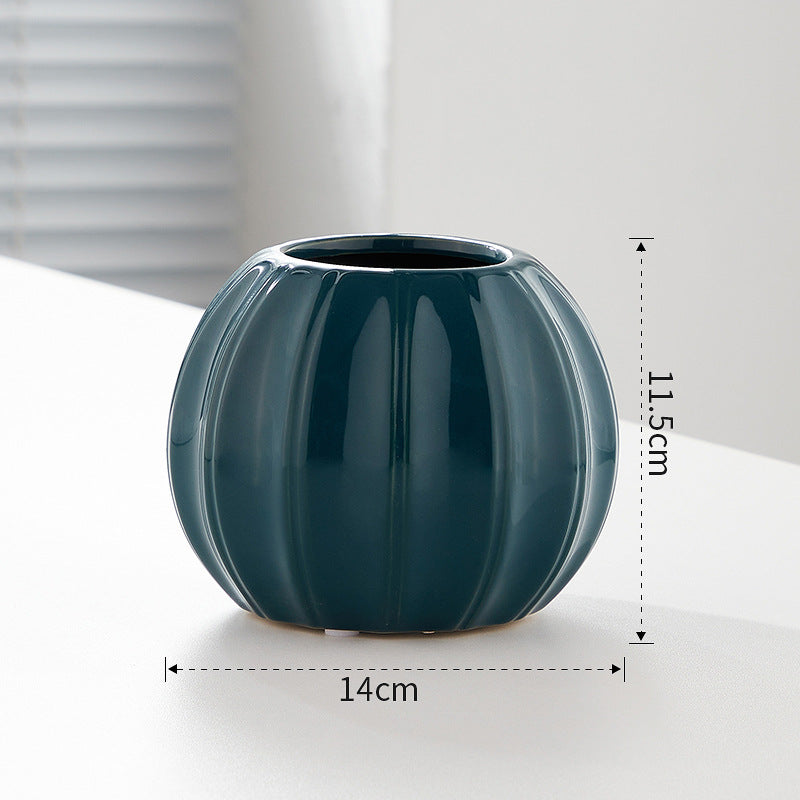 Dekorative Keramikvase mit modernem Rillenmotiv Brehn