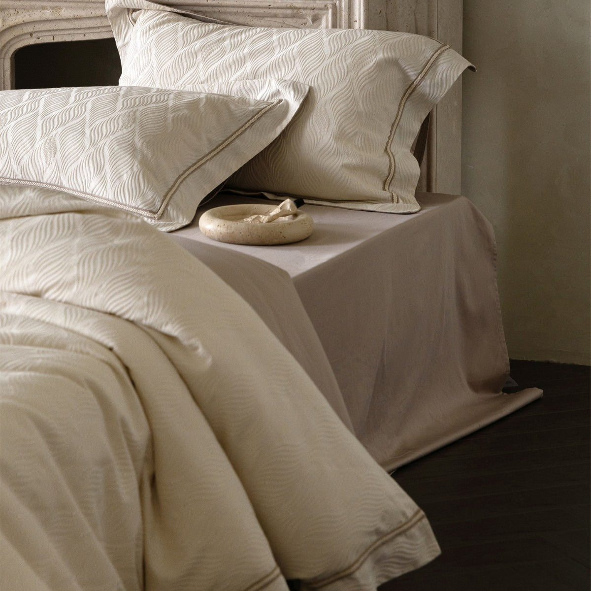 Wellenstrukturierte Jacquard Bettwäsche Set mit Paspelbesatz