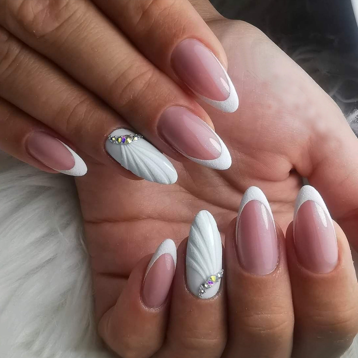 Künstliches Nagelset mit luxuriösen 3D-Verzierungen Brehn