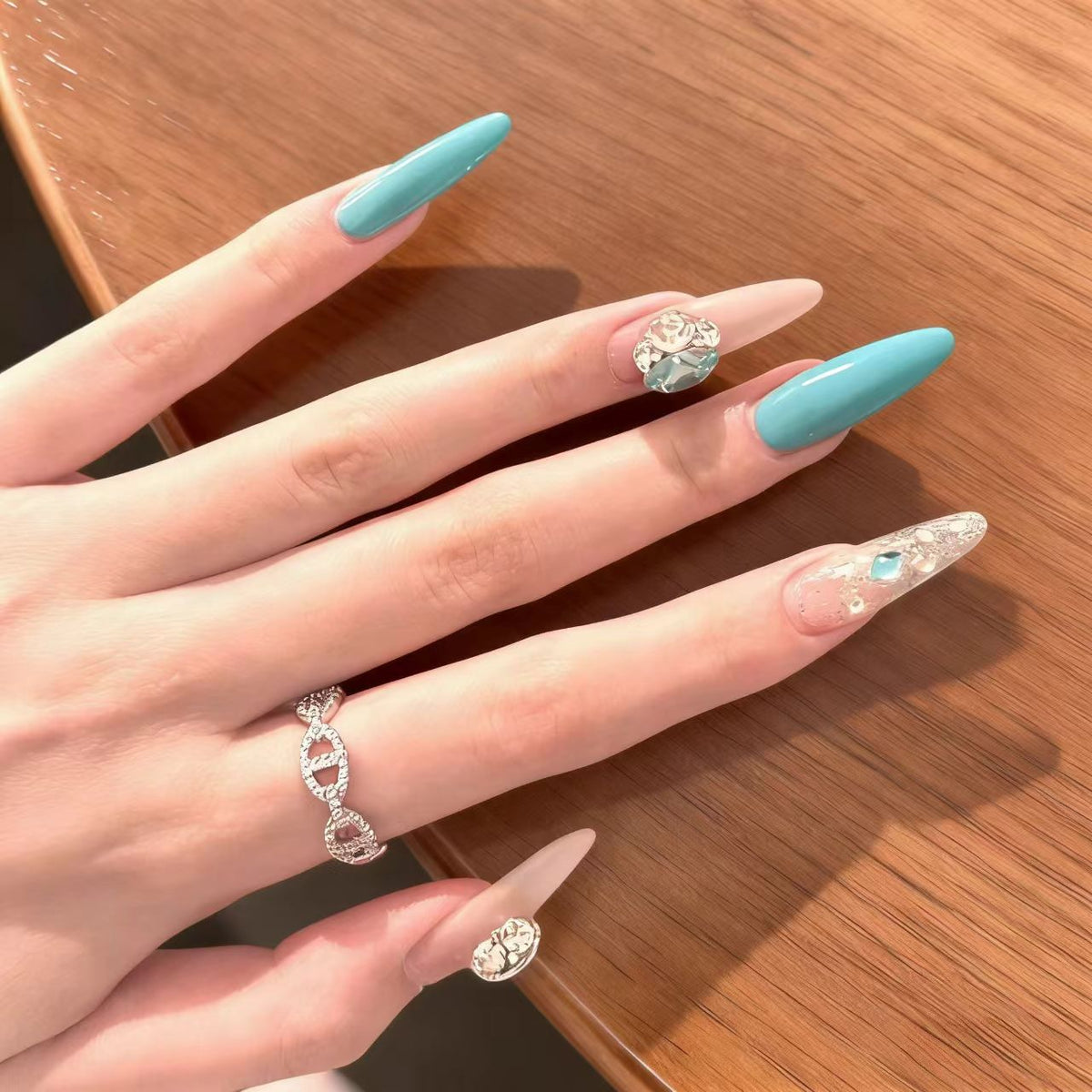 Glänzende elegante Nagelkunst