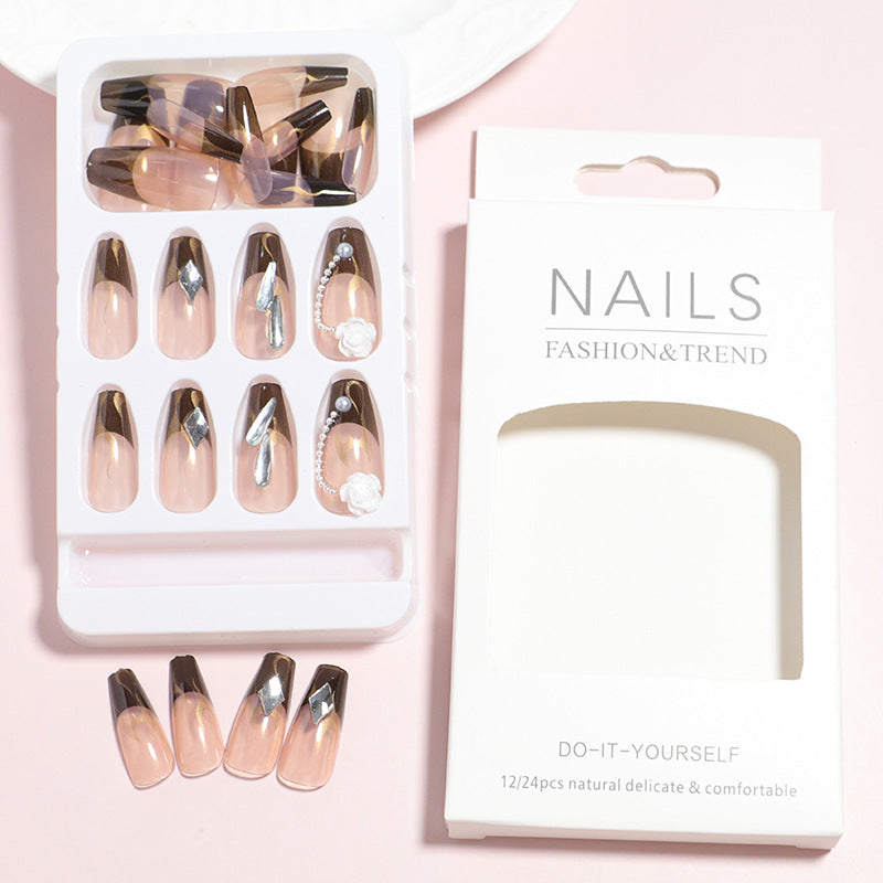 Dekorativer Press-On-Nagelset mit 3D-Akzenten Brehn