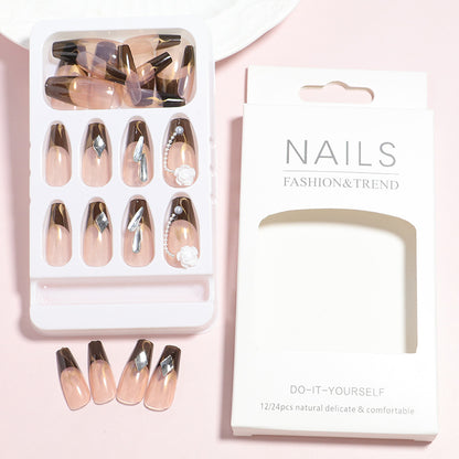 Dekorativer Press-On-Nagelset mit 3D-Akzenten Brehn