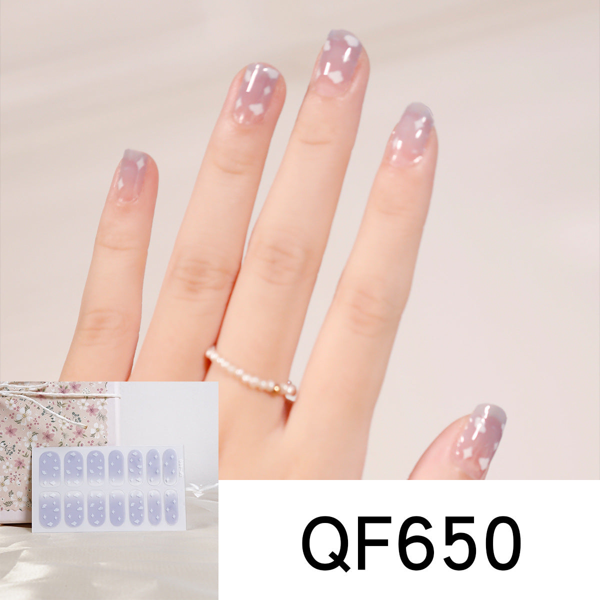 Künstliche Nagelkunst mit herzförmigen Designs und sanften Farbverläufen Brehn