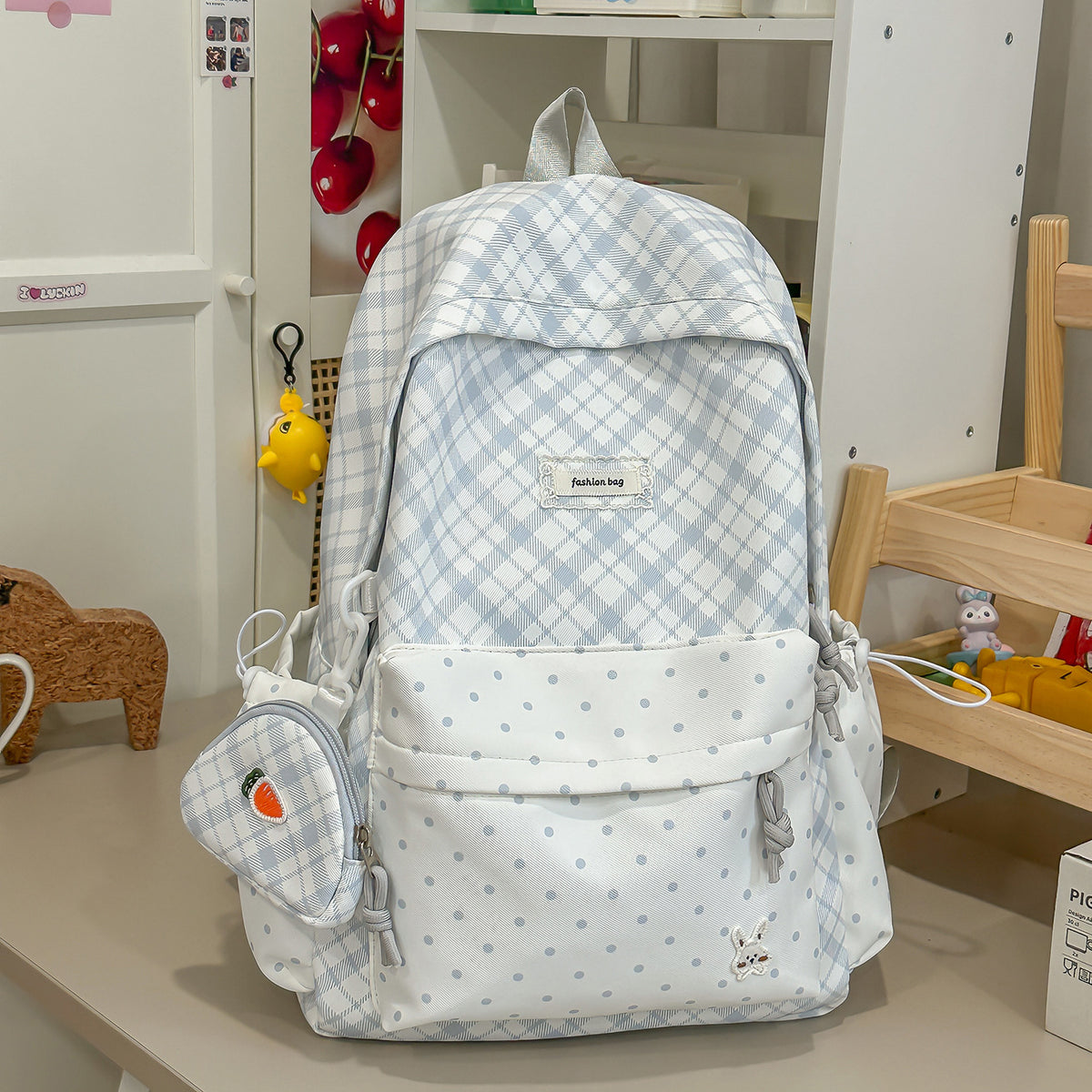 Stylische Karomuster-Rucksack mit lustigen dekorativen Akzenten Brehn