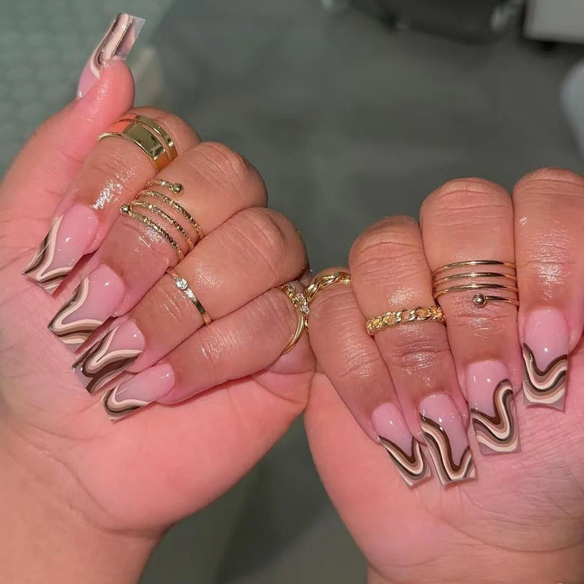 Kunstvolle Gel-Nägel mit elegantem Wellen-Design Brehn