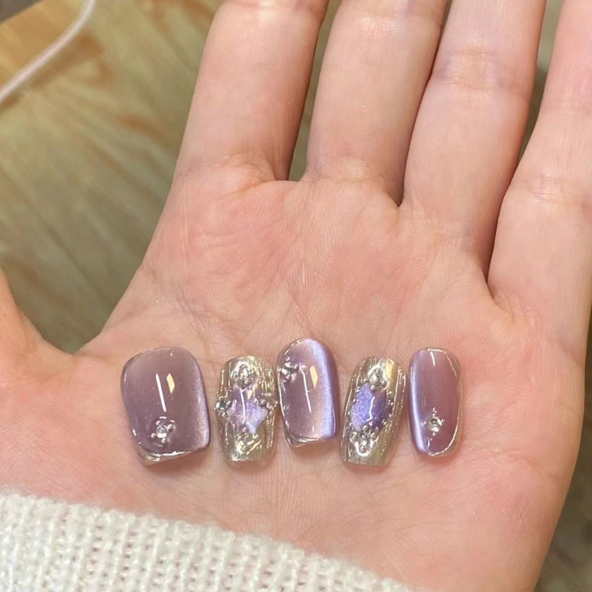 Elegantes Press-On Nail Set mit künstlerischem Metallic-Design Brehn