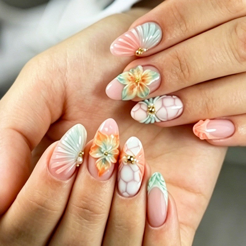 Kunstnagelset mit glamourösen Blumen- und Glitzerdetails Brehn