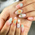 Kunstnagelset mit glamourösen Blumen- und Glitzerdetails Brehn