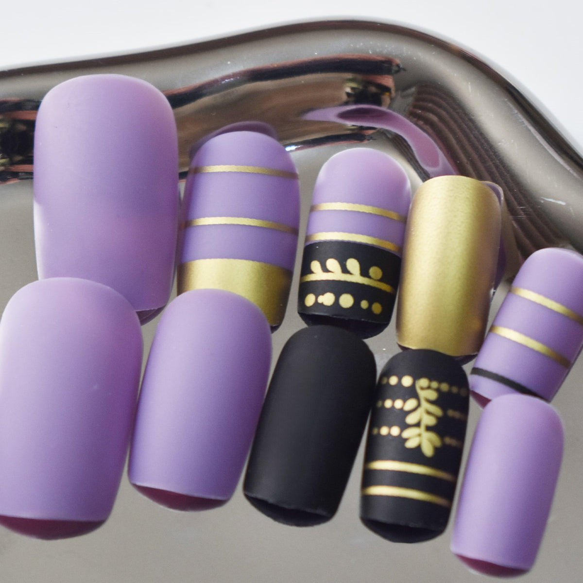 Trendige Press-On Nagelkunst mit dekorativen Goldakzenten Brehn