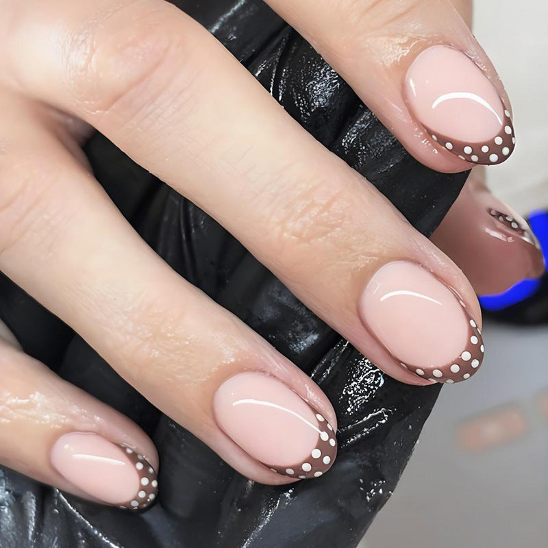 Kunstnagelset mit eleganten französischen Spitzen und dezenten Punkten Brehn