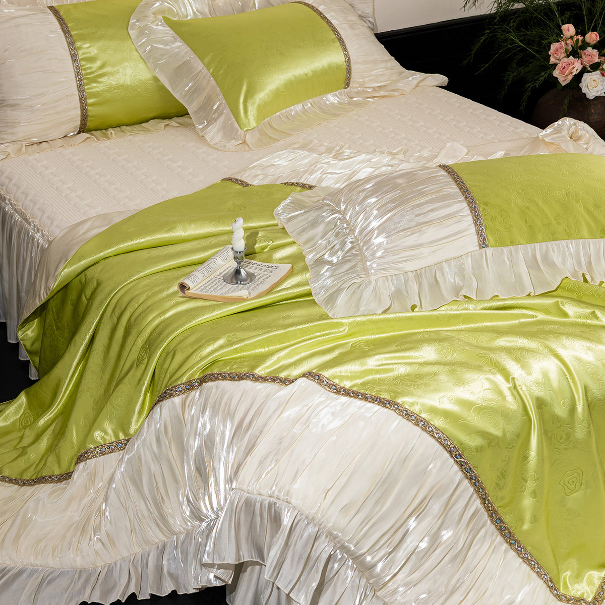 Opulente Rüschentagesdecke- und Kissen-Garnitur aus Satin mit dekorativer Bordüre