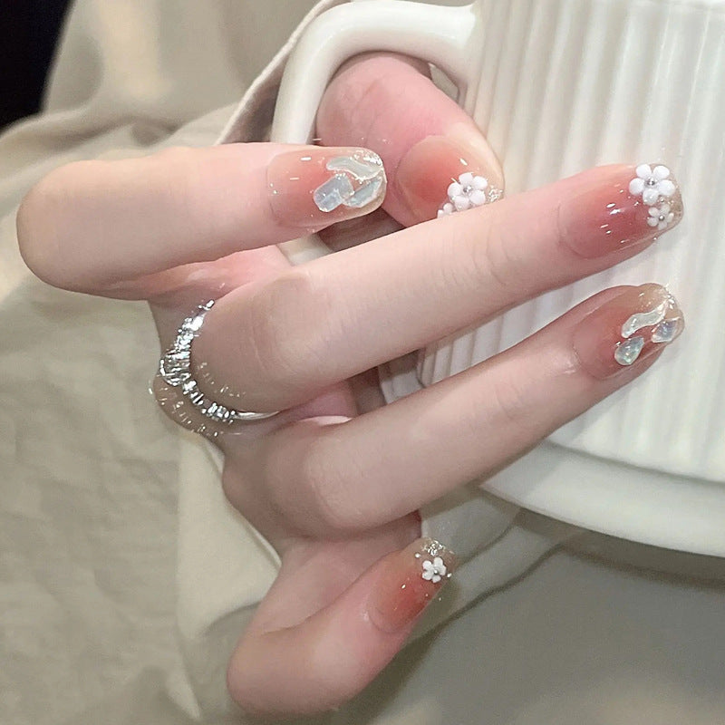 Kunstnagelset mit floralen 3D-Verzierungen und elegantem Glitzer Brehn
