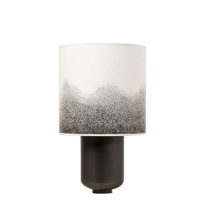 Moderne Tischlampe mit künstlerischem Schirm