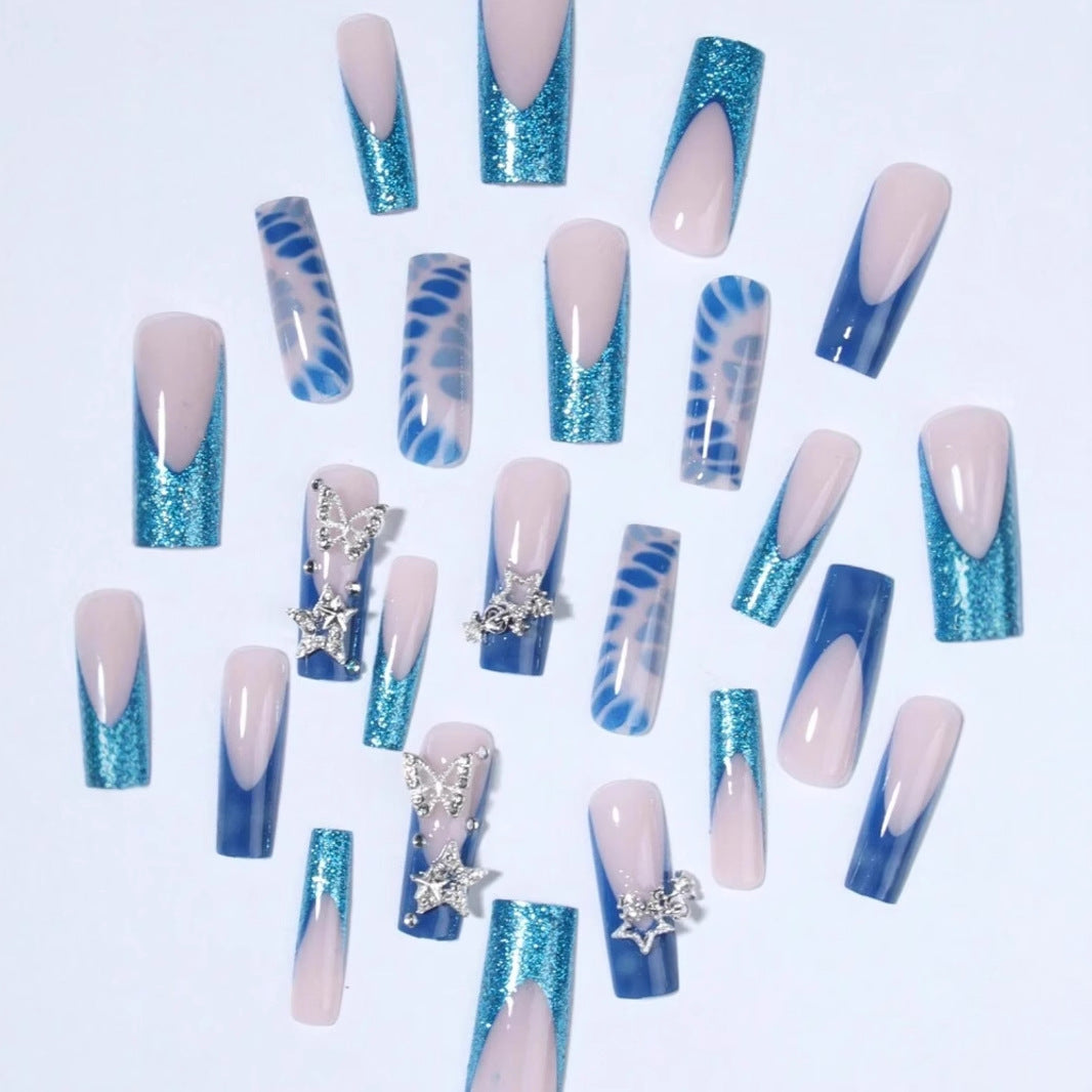 Glamouröse Kunstnagelspitzen mit verzierten Sternen und Glitzer Brehn