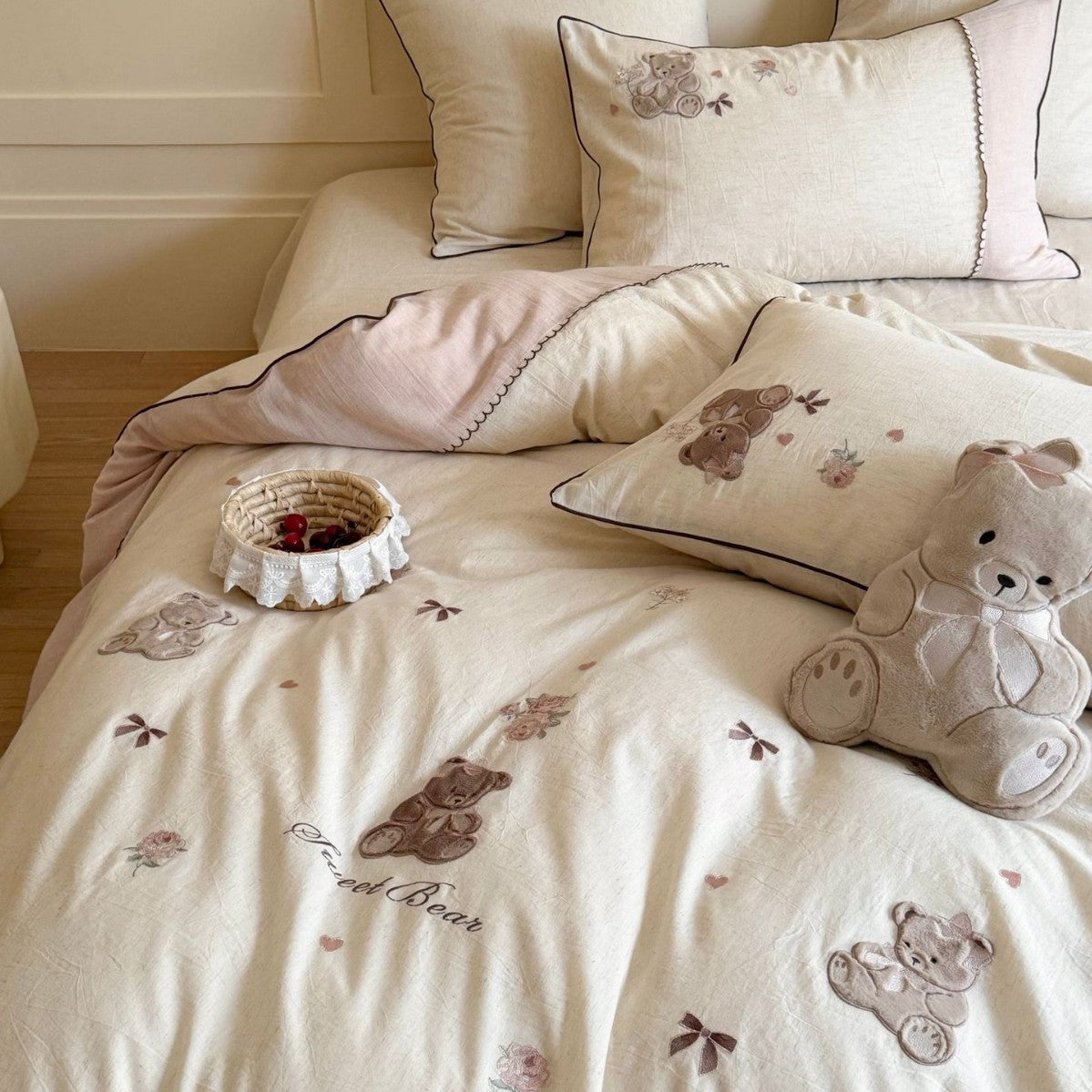 Baumwoll-Bettwäsche-Set mit niedlichen Teddybär-Stickereien und Rüschensaum