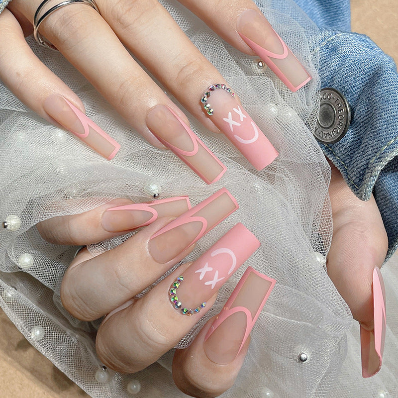 Dekoratives Press-On-Nail-Set mit verspielten Designs Brehn