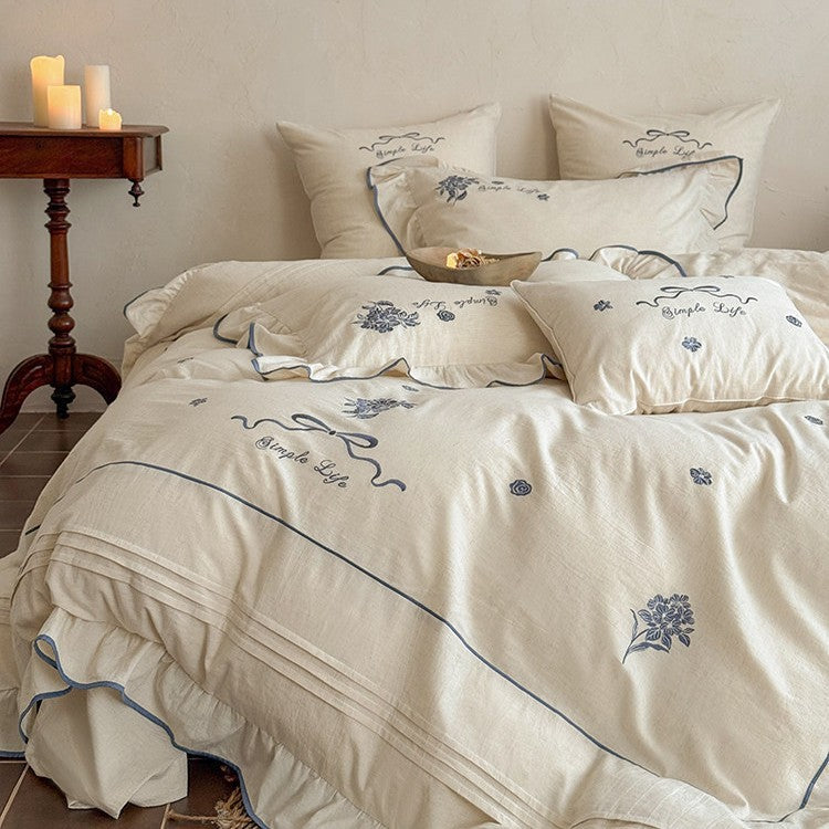Baumwoll-Musselin Bettwäscheset mit zarter Blumenstickerei, Volant und atmungsaktivem Finish