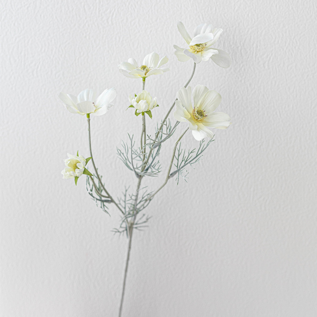 Lebensechte Buttercup-Blumenstängel