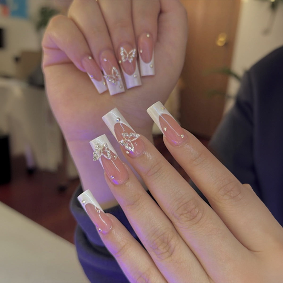 Kunstnagelset mit luxuriösem Glitzer und zarten Blumenmotiven Brehn