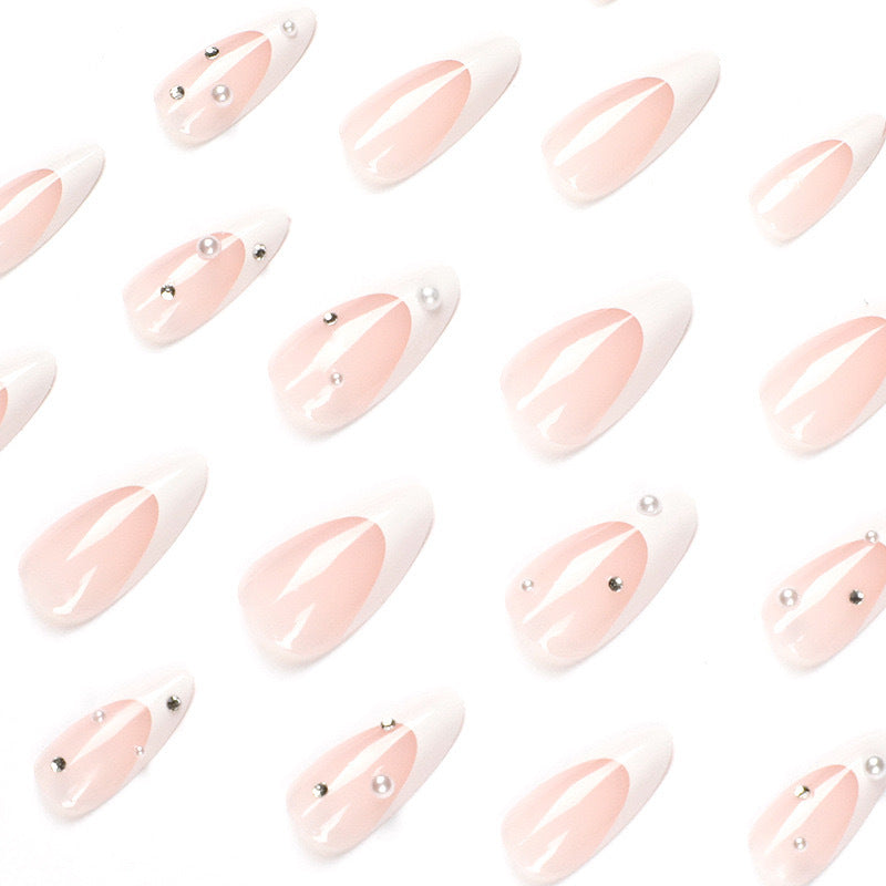 Kunstnagelset mit luxuriösen 3D-Akzenten und Glitzerverzierungen Brehn