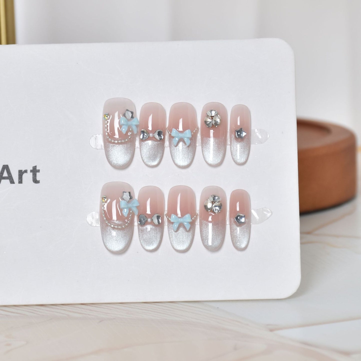 Dekorative Press-On Nagelkunst mit 3D Akzenten Brehn