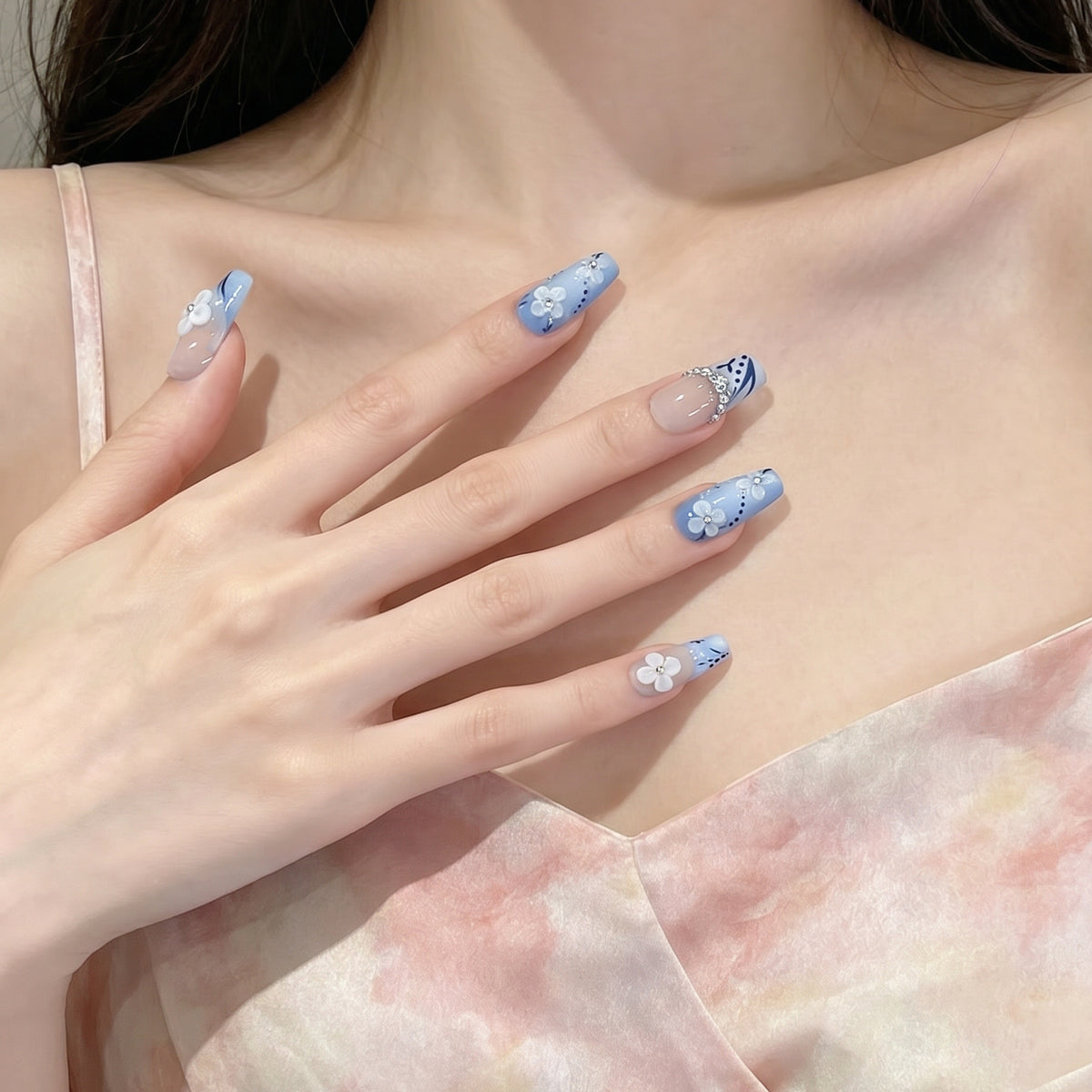 Dekoratives Press-On Nagelkunst-Set mit floralen und edelsteinartigen Details Brehn