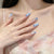 Dekoratives Press-On Nagelkunst-Set mit floralen und edelsteinartigen Details Brehn