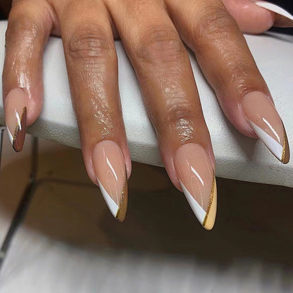 Kunstvolle Nagelkunst im eleganten Stiletto-Design mit goldenen Akzenten Brehn