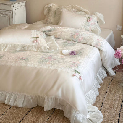 Romantisches Bettwäsche-Set mit Rüschen, Satin-Optik und floralem Spitzenbesatz