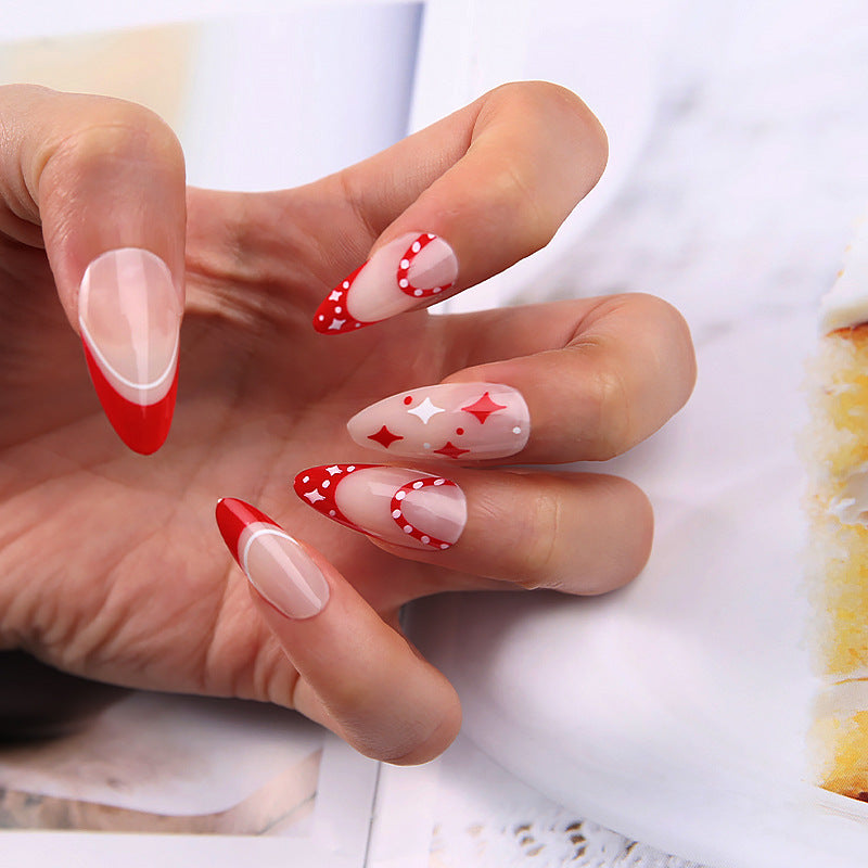 Kunstvolle Nagelspitzen mit Herz-Design Brehn