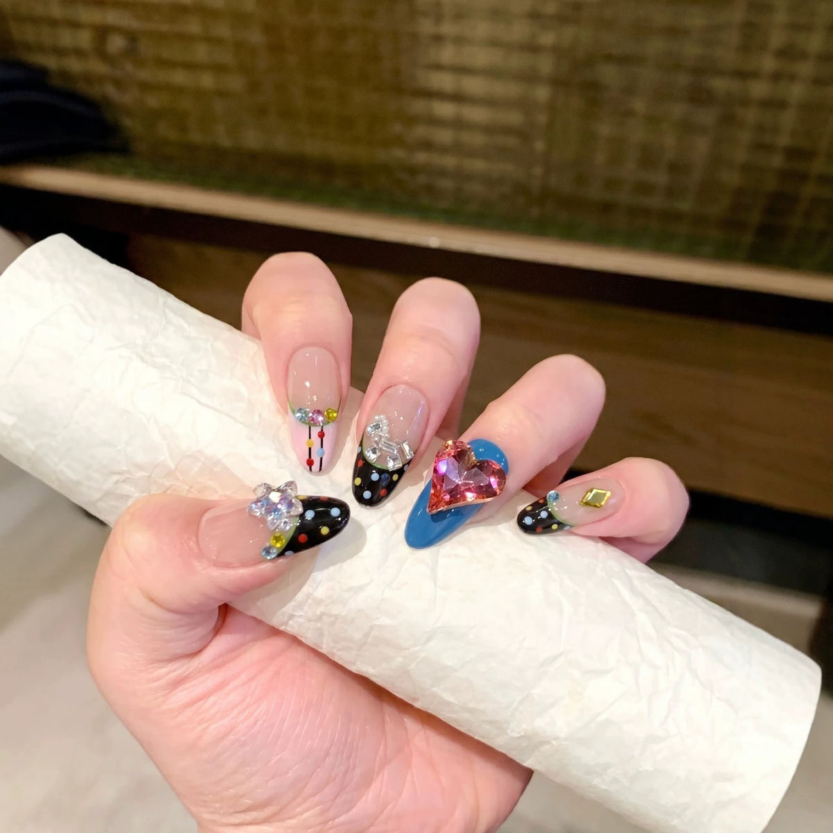 Künstlerisches Press-On Nagelset mit bunten Juwelenakzenten Brehn