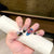 Künstlerisches Press-On Nagelset mit bunten Juwelenakzenten Brehn