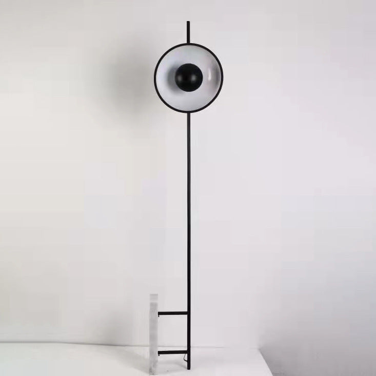 Minimalistische skulpturale Stehlampe mit Marmorsockel