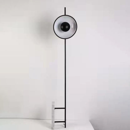 Minimalistische skulpturale Stehlampe mit Marmorsockel