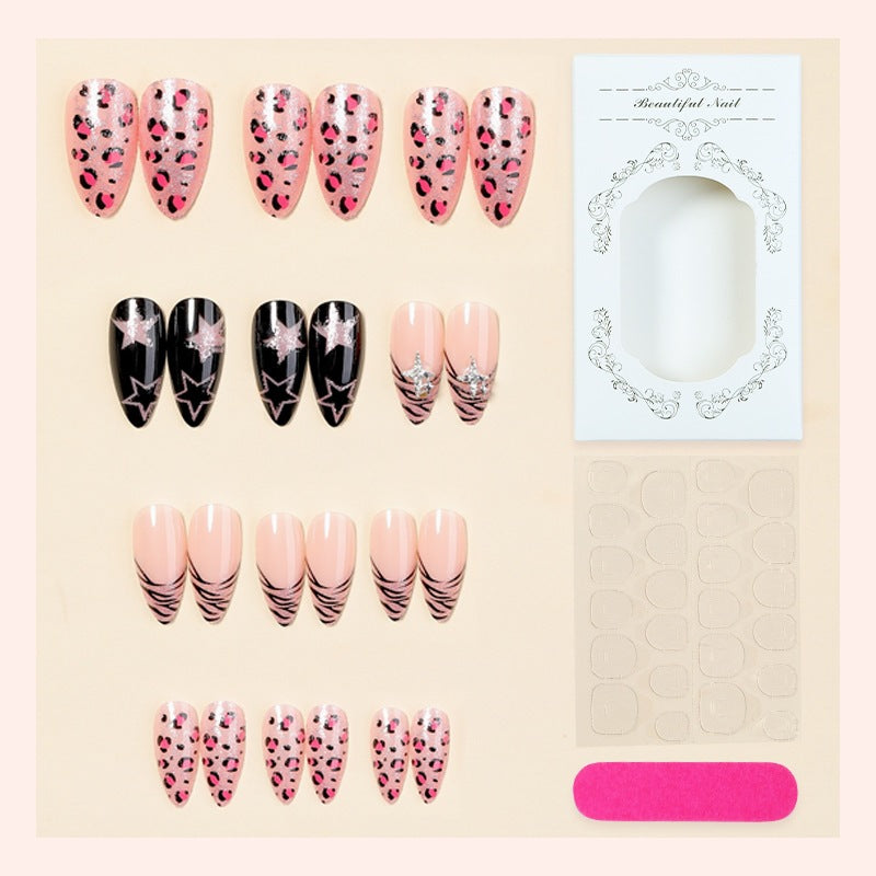 Kreatives Kunstnagelset mit Leoparden- und Glitzerakzenten Brehn
