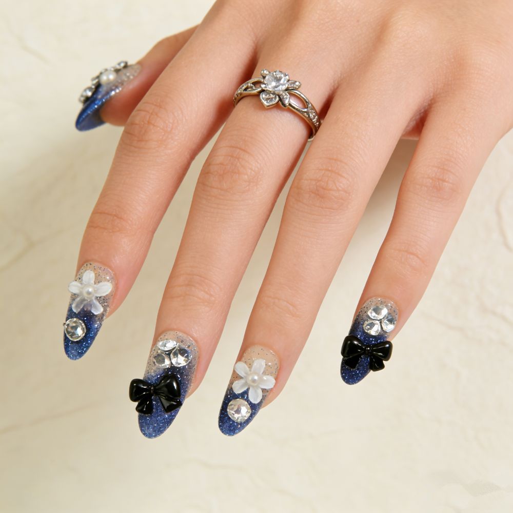 Dekorative Glam Nagelspitzen