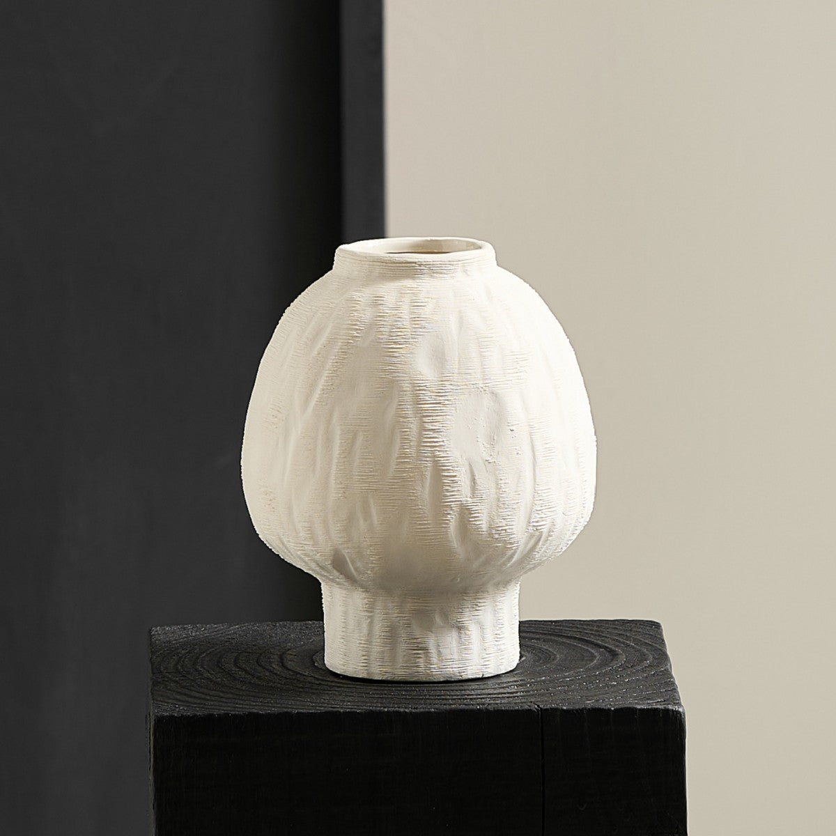 Dekorative Keramikvase im modernen Design Brehn